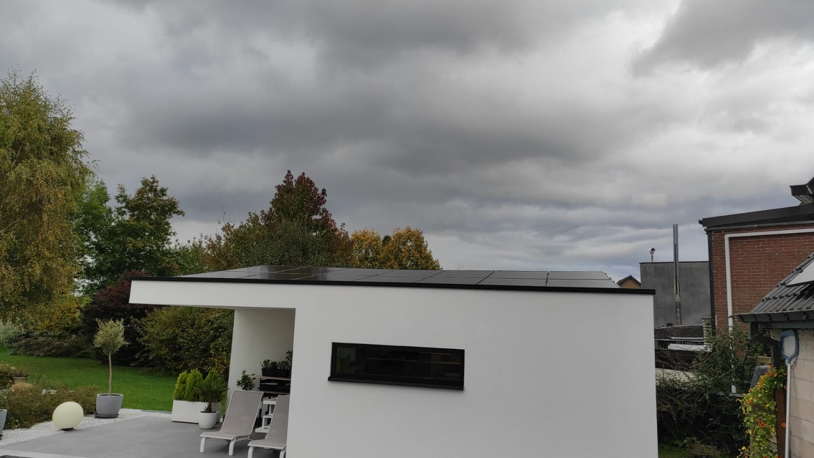 Zonnepanelen op tuin huis